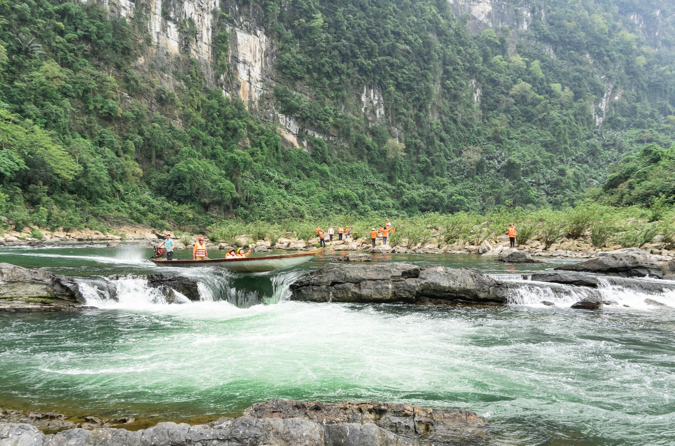 Гонки на лодках по водопаду с участием «мастеров» на полигоне Труонг Сон -  Vietnam.vn