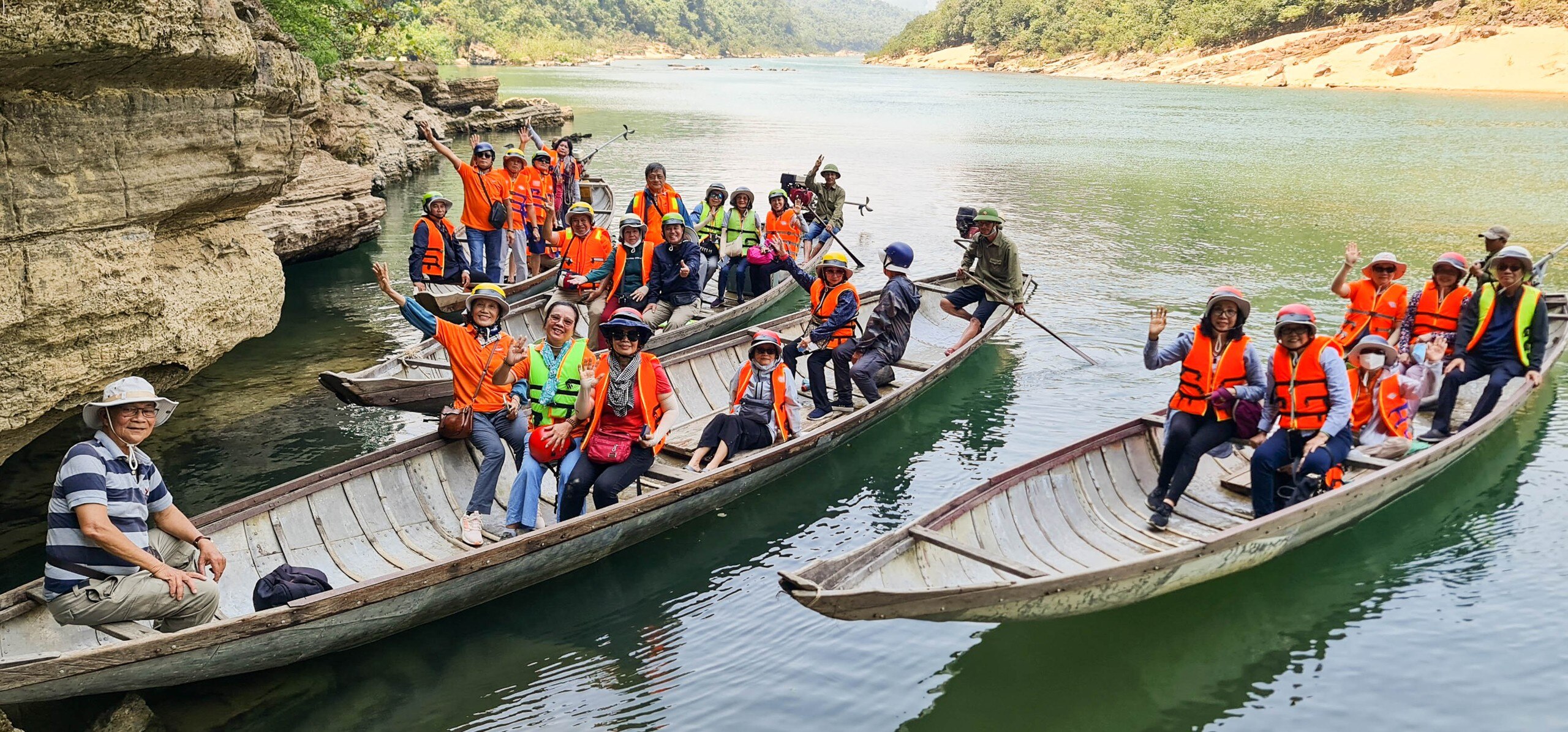 Гонки на лодках по водопаду с участием «мастеров» на полигоне Труонг Сон -  Vietnam.vn