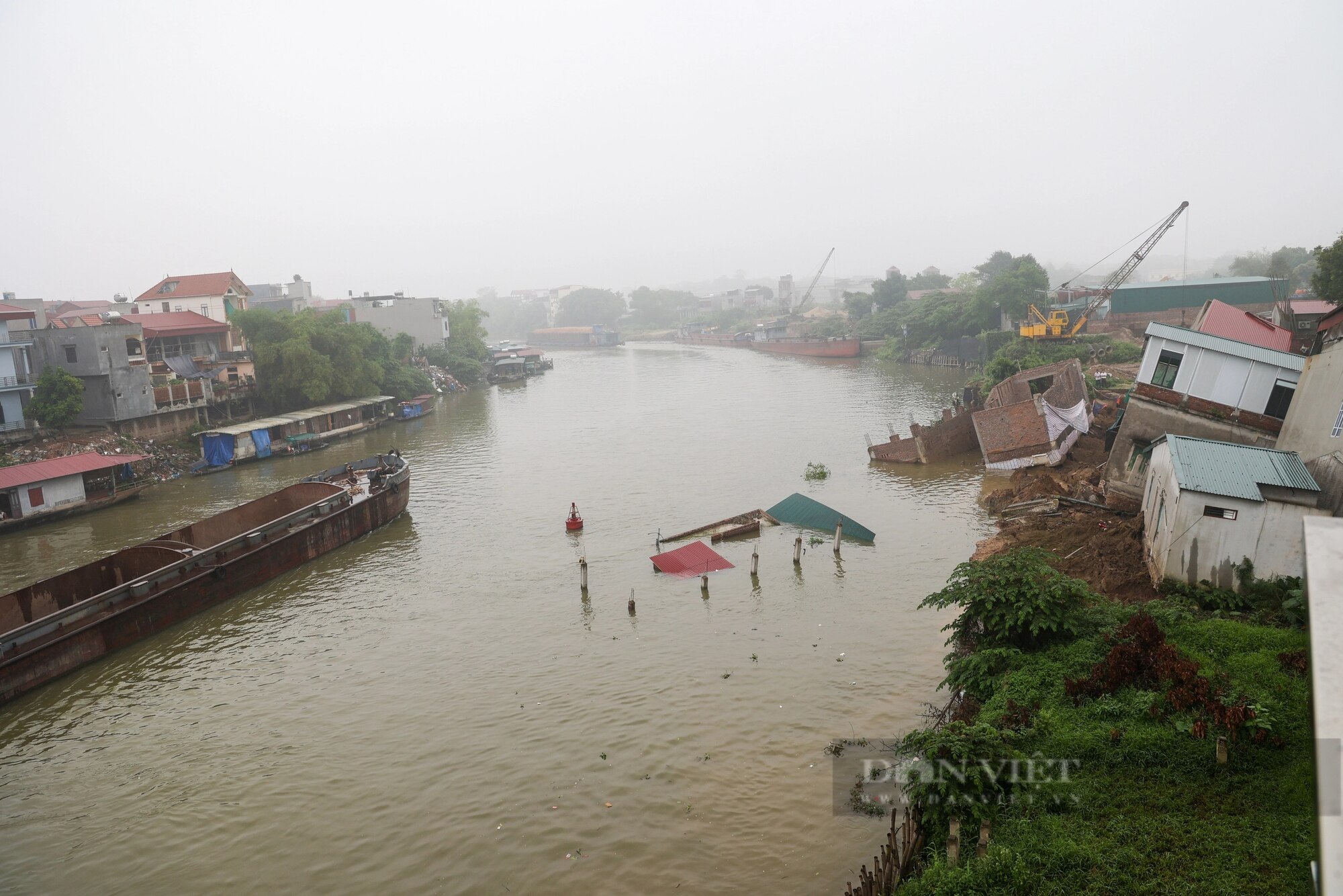 Крупный план: 6 домов рухнули в реку Кау, город. Бакнинь - Vietnam.vn