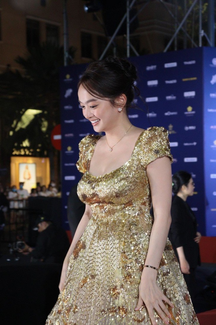 Váy áo xẻ sâu của Jun Vũ và dàn hoa hậu tại Liên hoan phim Quốc tế TPHCM ảnh 8