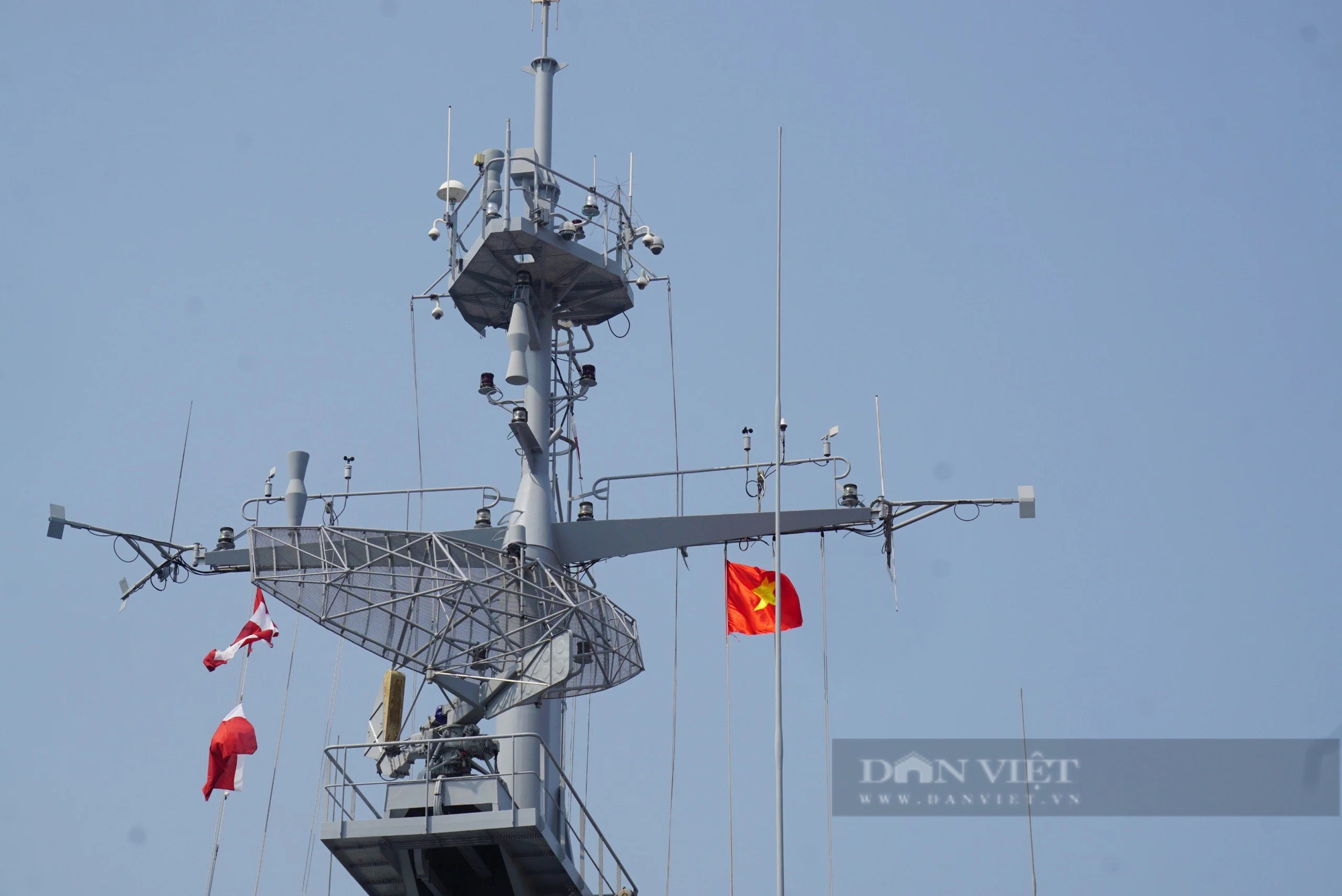 View of the French Navy's cruiser visiting Da Nang - Vietnam.vn