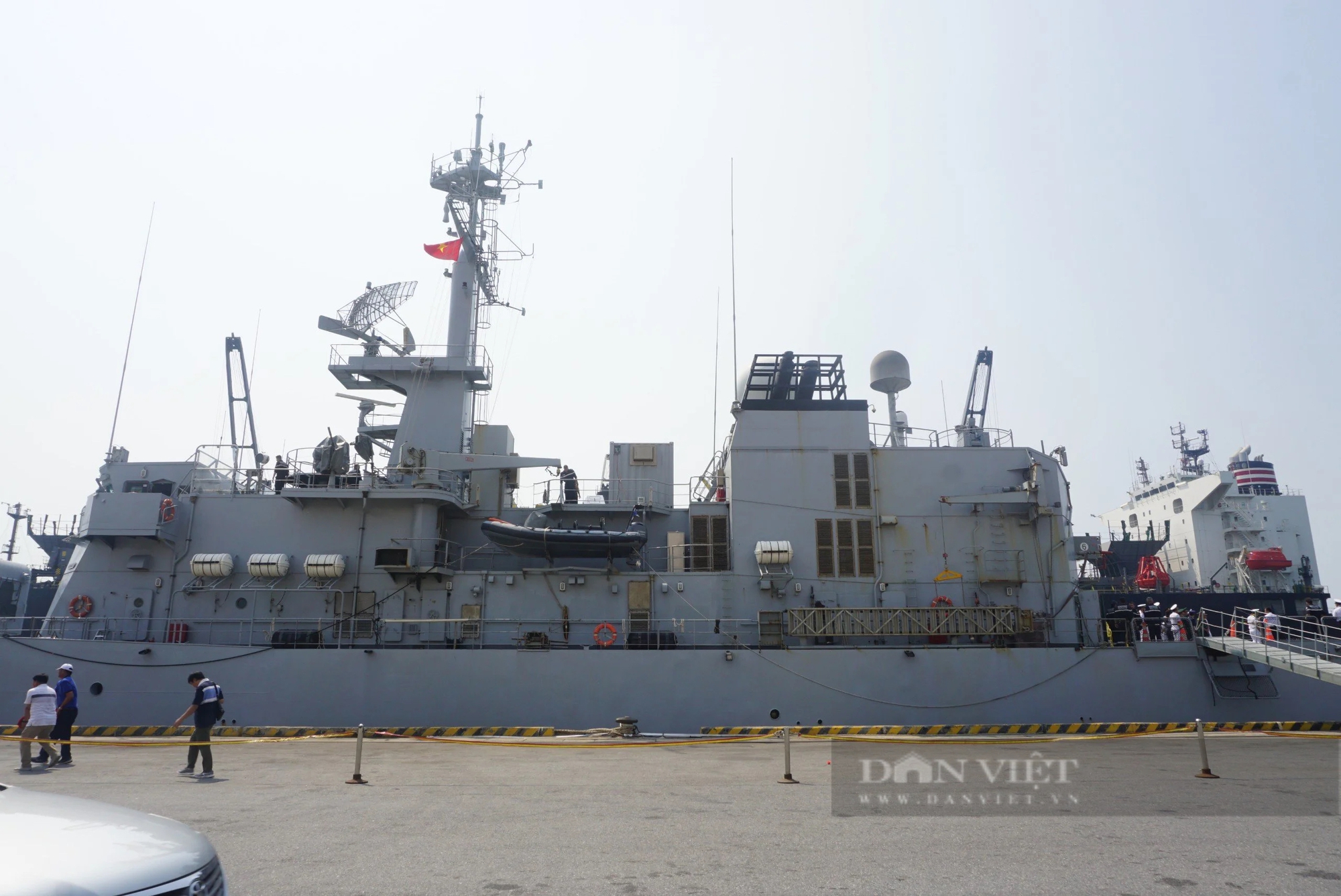 View of the French Navy's cruiser visiting Da Nang - Vietnam.vn