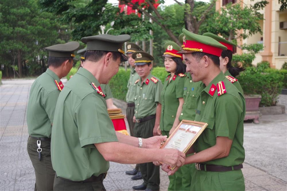 Trung tá Trần Huy Thành nhận khen thưởng.