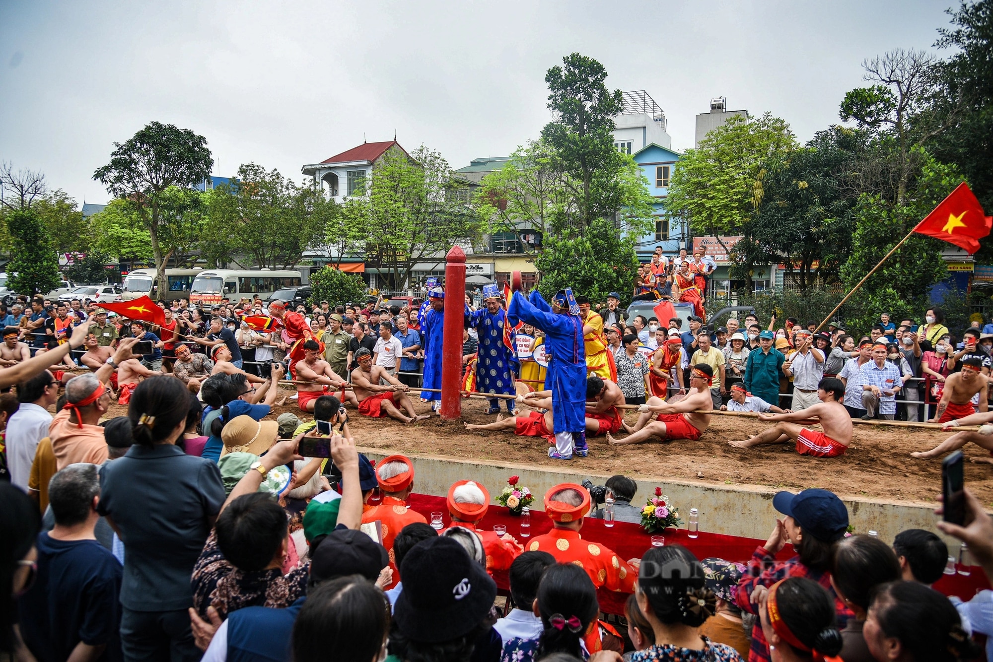 Уникальная игра в перетягивание каната сидя на фестивале храма Чан Ву -  Vietnam.vn