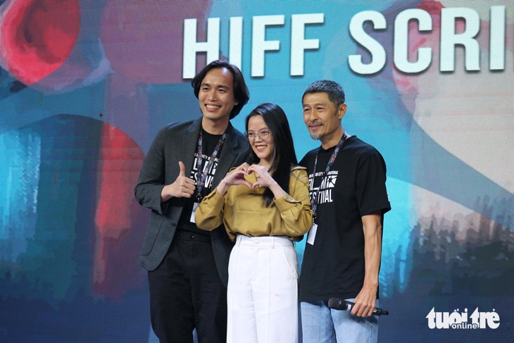 Charlie Trí Nguyễn (bìa phải) chụp hình cùng biên kịch Phát Nguyễn và biên kịch Hoàng Yến - Ảnh: Tô Cường