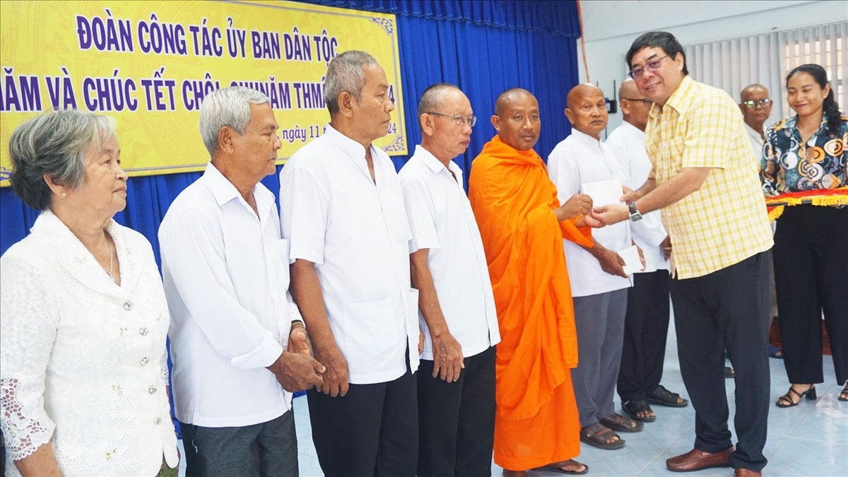 Ông Tào Việt Thắng trao phần quà ý nghĩa mừng Tết cổ truyền đồng bào Khmer 2024 đến các vị Người có uy tín huyện Tri Tôn 