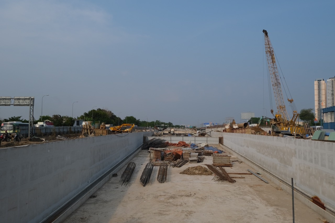 Hầm hai chiều của dự án nối cao tốc TPHCM - Long Thành - Dầu Giây với đường Mai Chí Thọ (phía hầm Thủ Thiêm), kéo dài qua nút giao Mai Chí Thọ - Đồng Văn Cống đang dần hình thành