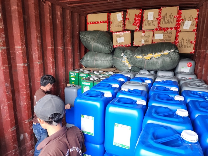 Nhân viên bỗ dỡ hàng hoá từ toa tàu qua xe container để vận chuyển, ngày 18/4. Ảnh: Đình Văn