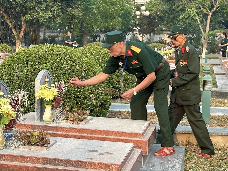 Đồng chí Đỗ Văn Chiến viếng anh hùng, liệt sĩ tại Điện Biên ảnh 2