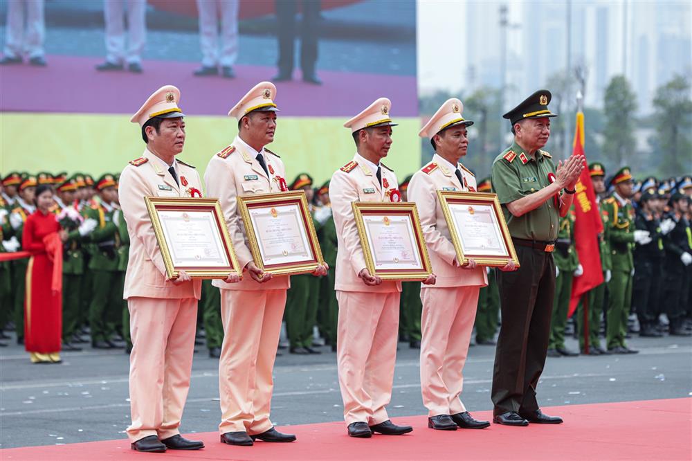 Bộ trưởng Tô Lâm trao Huân chương Chiến công các hạng tặng các cá nhân có thành tích xuất sắc thuộc Bộ Tư lệnh CSCĐ.