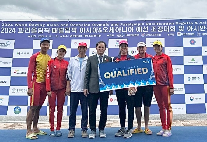 Phạm Thị Huệ (thứ ba từ phải sang) giành vé dự Olympic nội dung rowing thuyền đơn nữ hạng nặng. Ảnh: Canoeing & Rowing Việt Nam