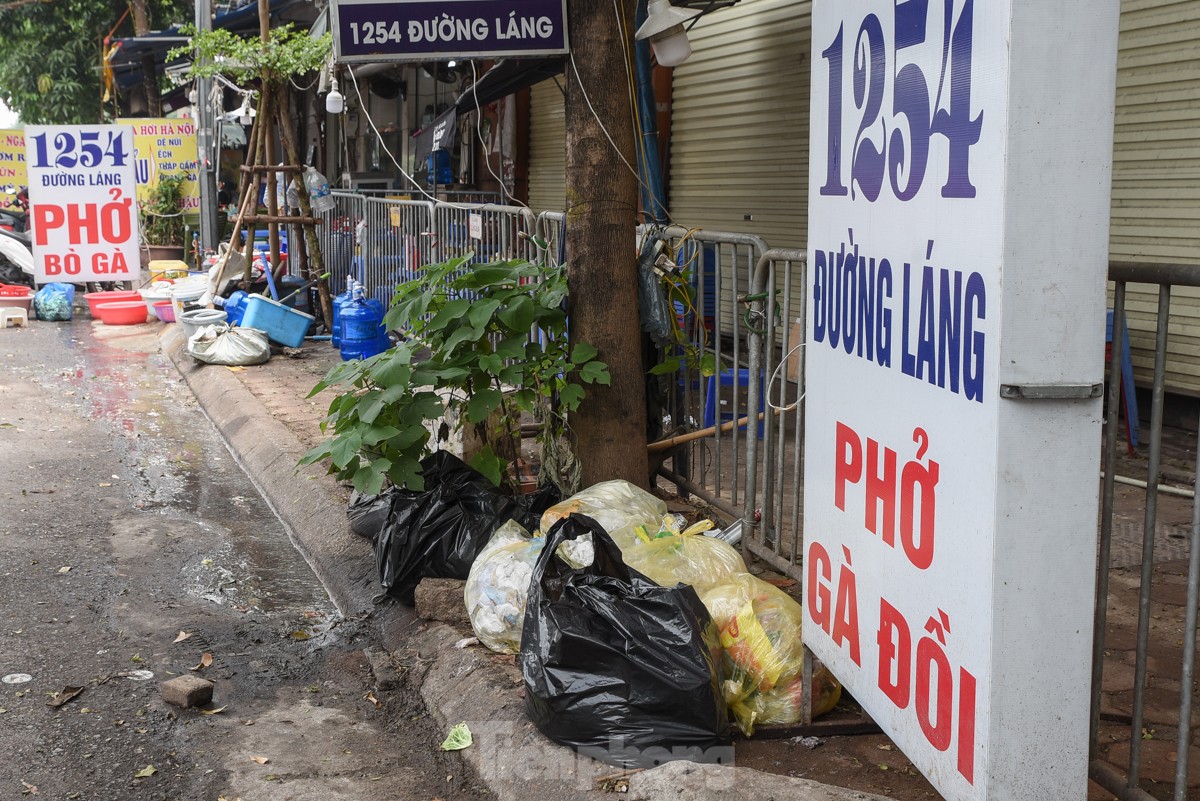 Бытовые отходы разбросаны по многим мостам и улицам Ханоя - Vietnam.vn