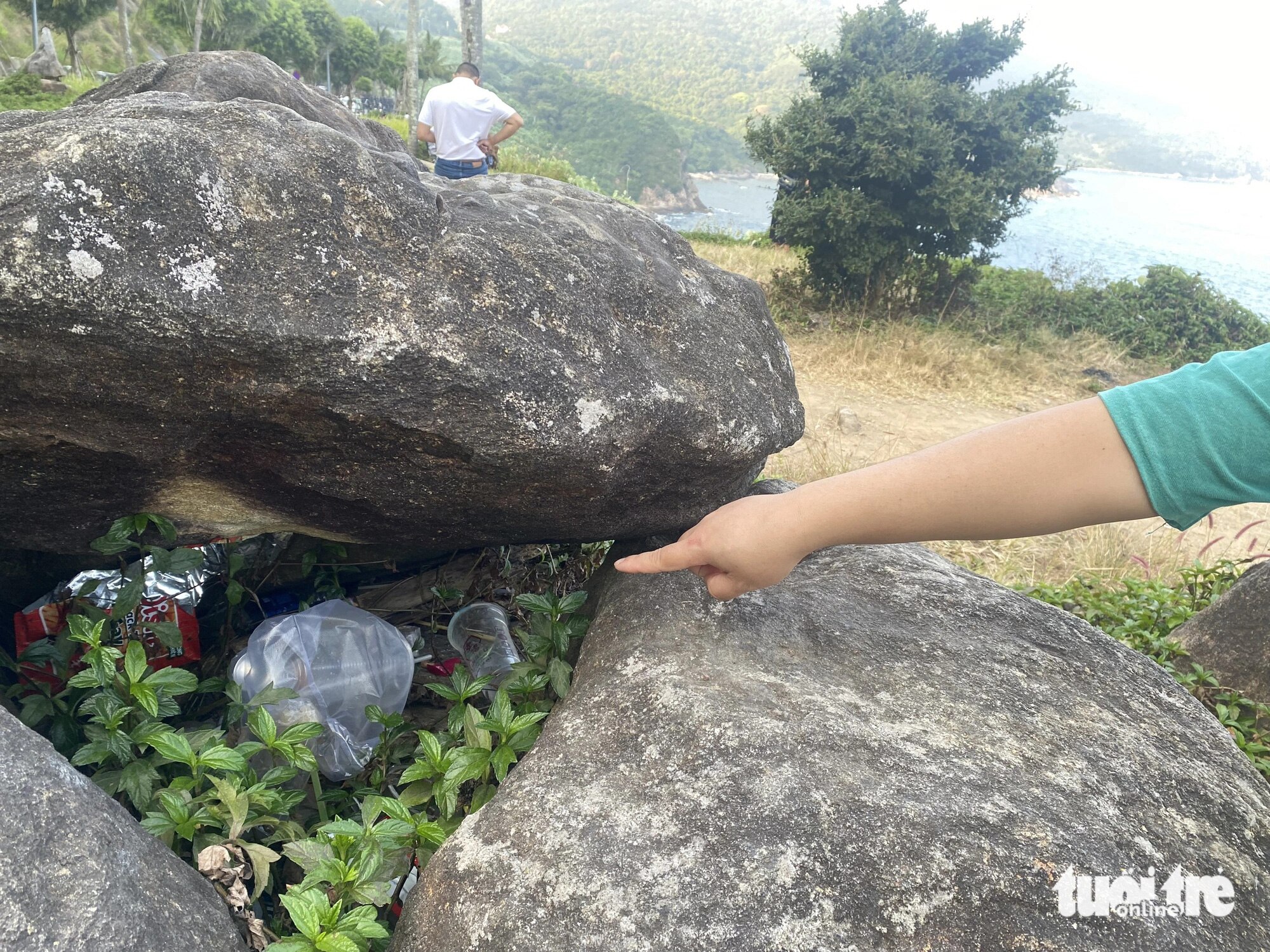 Многие места на полуострове Сон Тра завалены мусором - Vietnam.vn