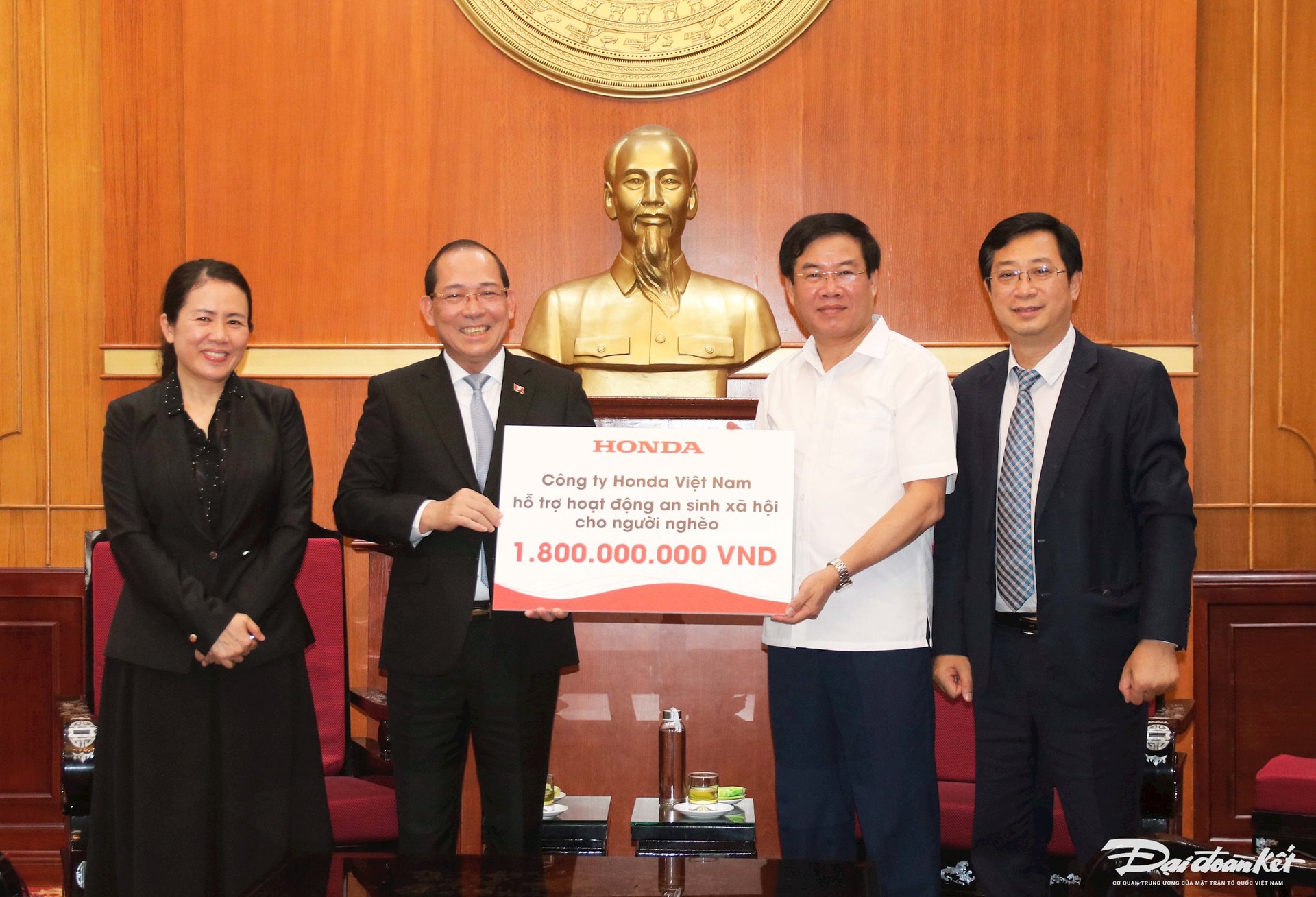 ホンダベトナム会社、ディエンビエン省の貧困層に1,8億ドンを支援 