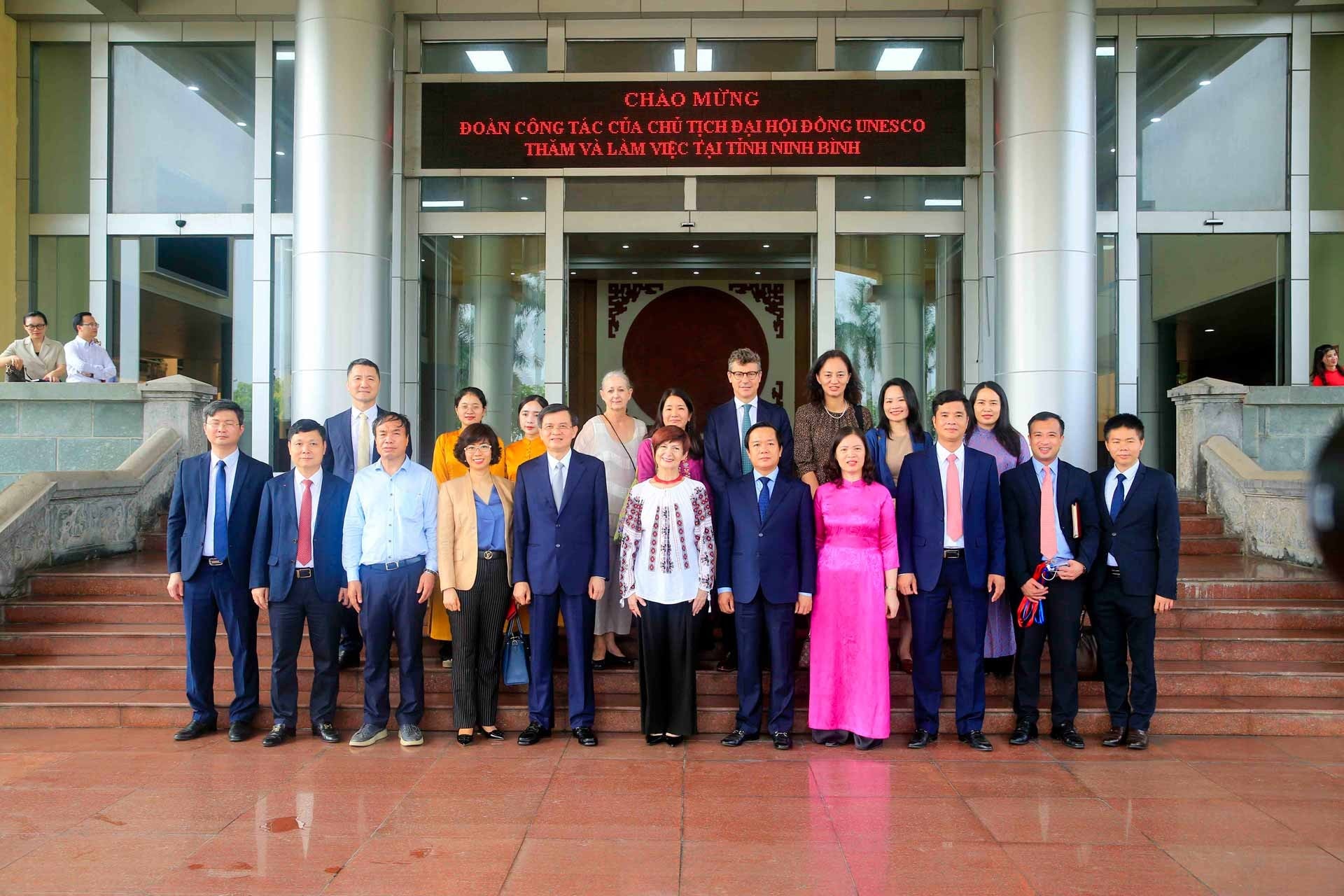 Một ngày hoạt động đầy năng lượng của Chủ tịch Đại hội đồng Unesco tại Ninh Bình