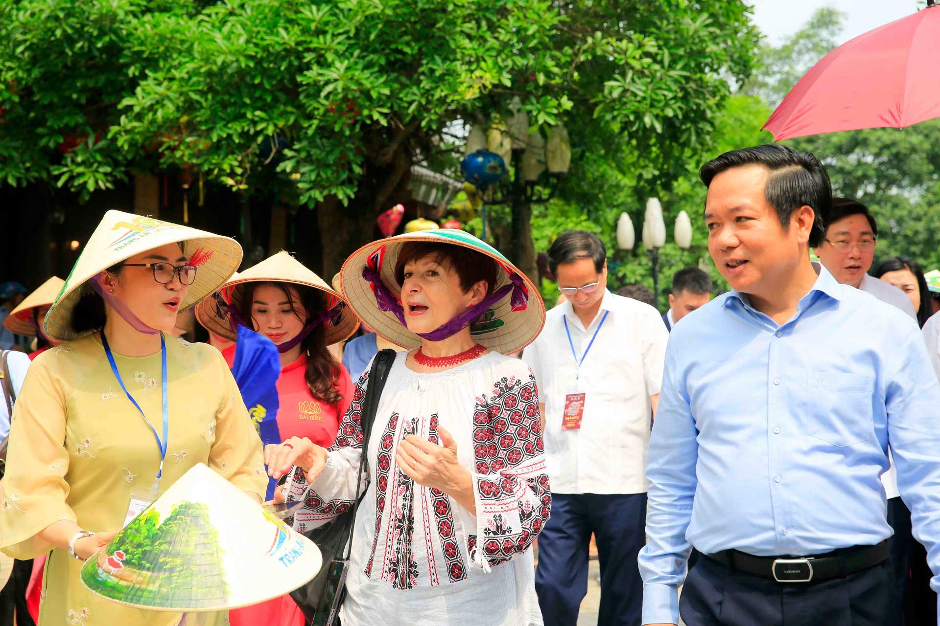 Một ngày hoạt động đầy năng lượng của Chủ tịch Đại hội đồng Unesco tại Ninh Bình