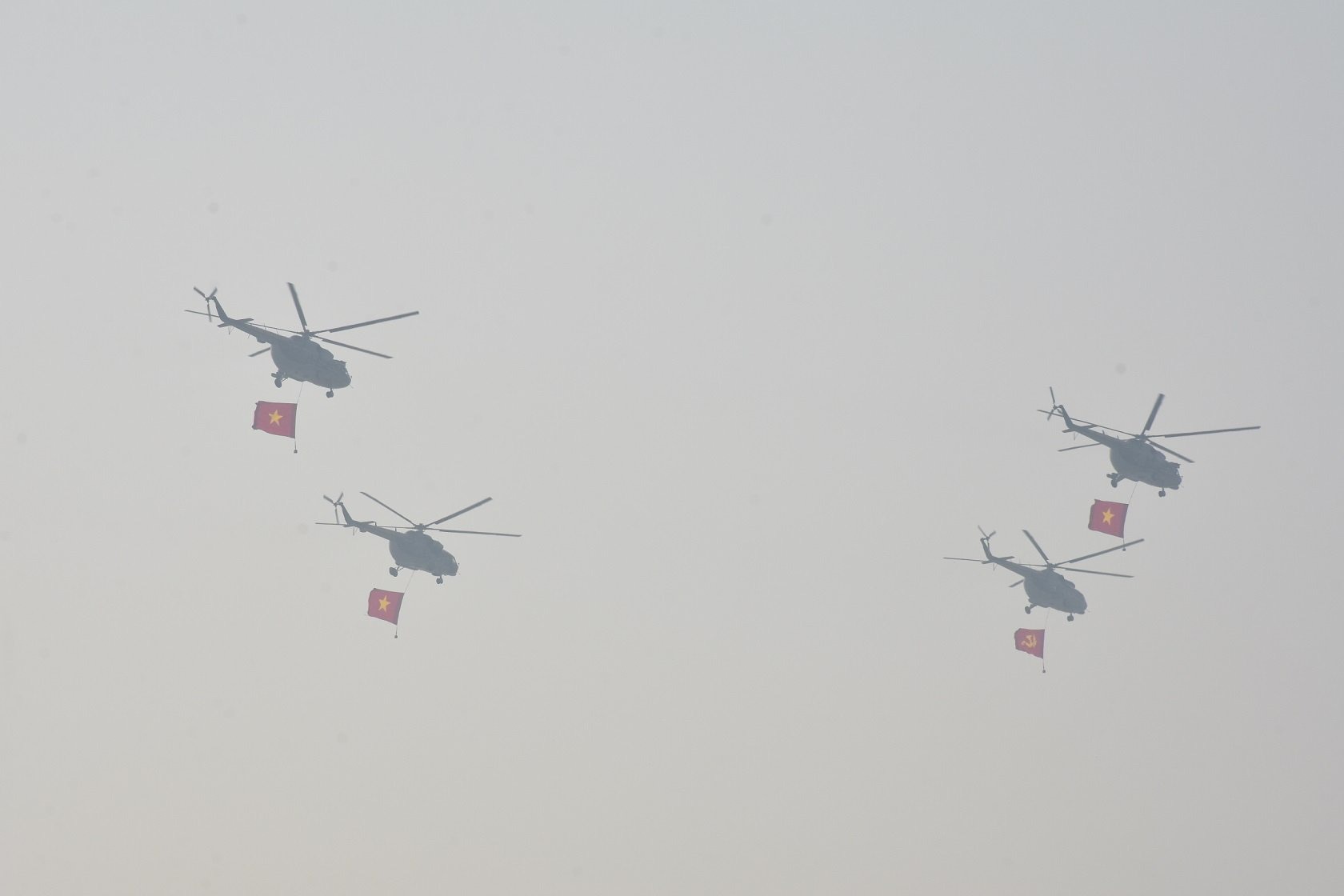 Lực lượng trực thăng của Quân chủng Phòng không - Không quân tham gia bay diễu binh, diễu hành kỷ niệm 70 năm Chiến thắng Điện Biên Phủ bay trên bầu trời Điện Biên.