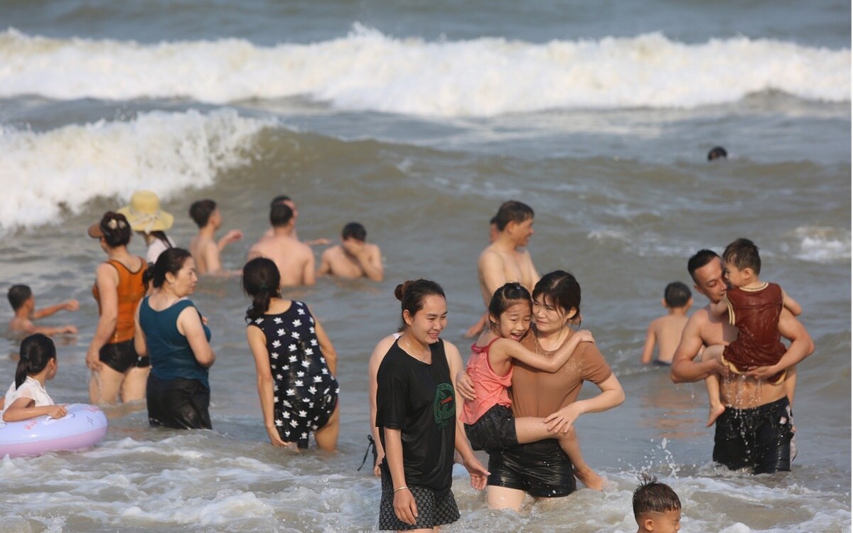 Пляж Сам Сон «толстый» с купающимися туристами - Vietnam.vn