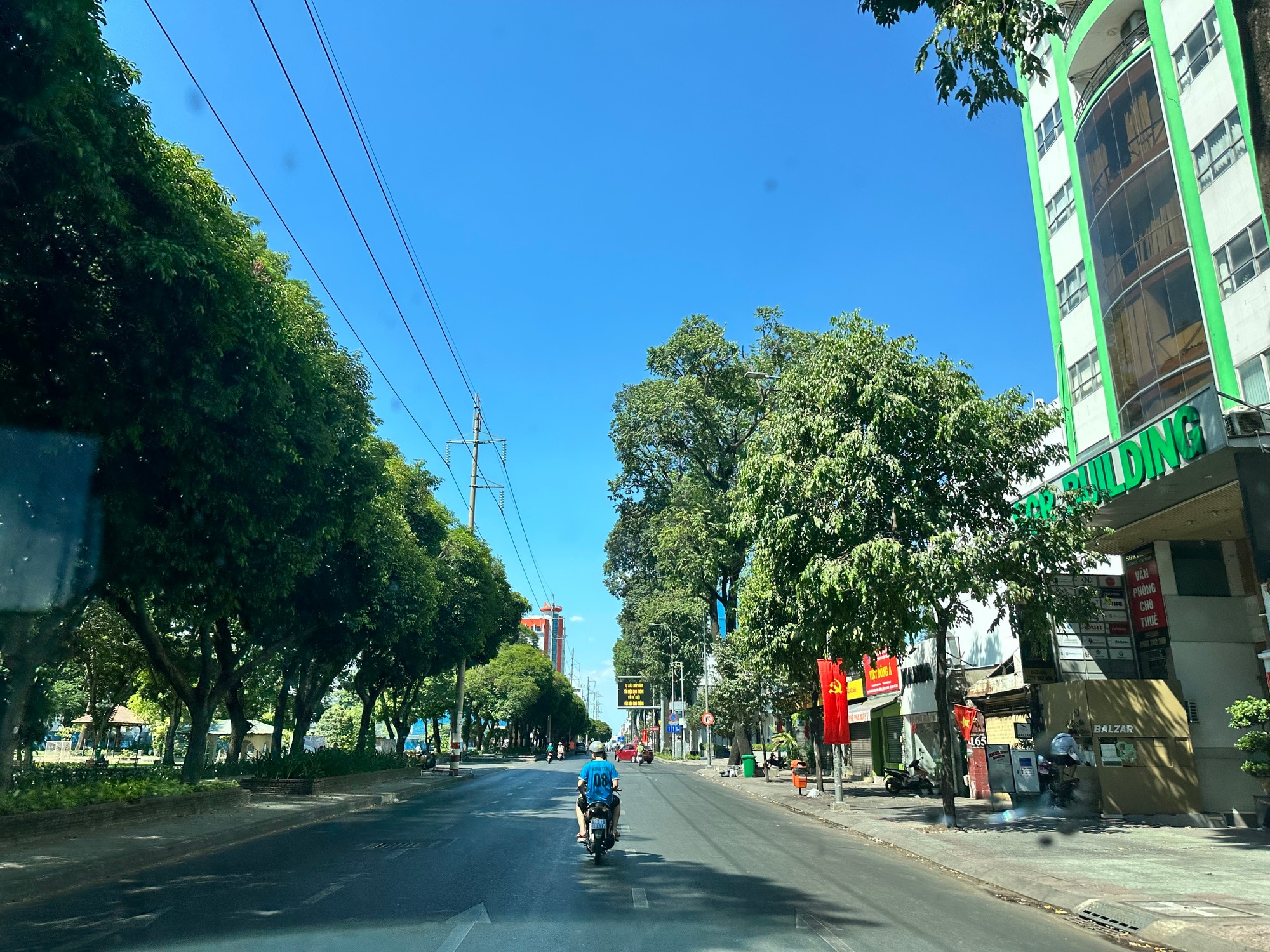 Люди остаются дома, спасаясь от жары, улицы Сайгона опустели - Vietnam.vn