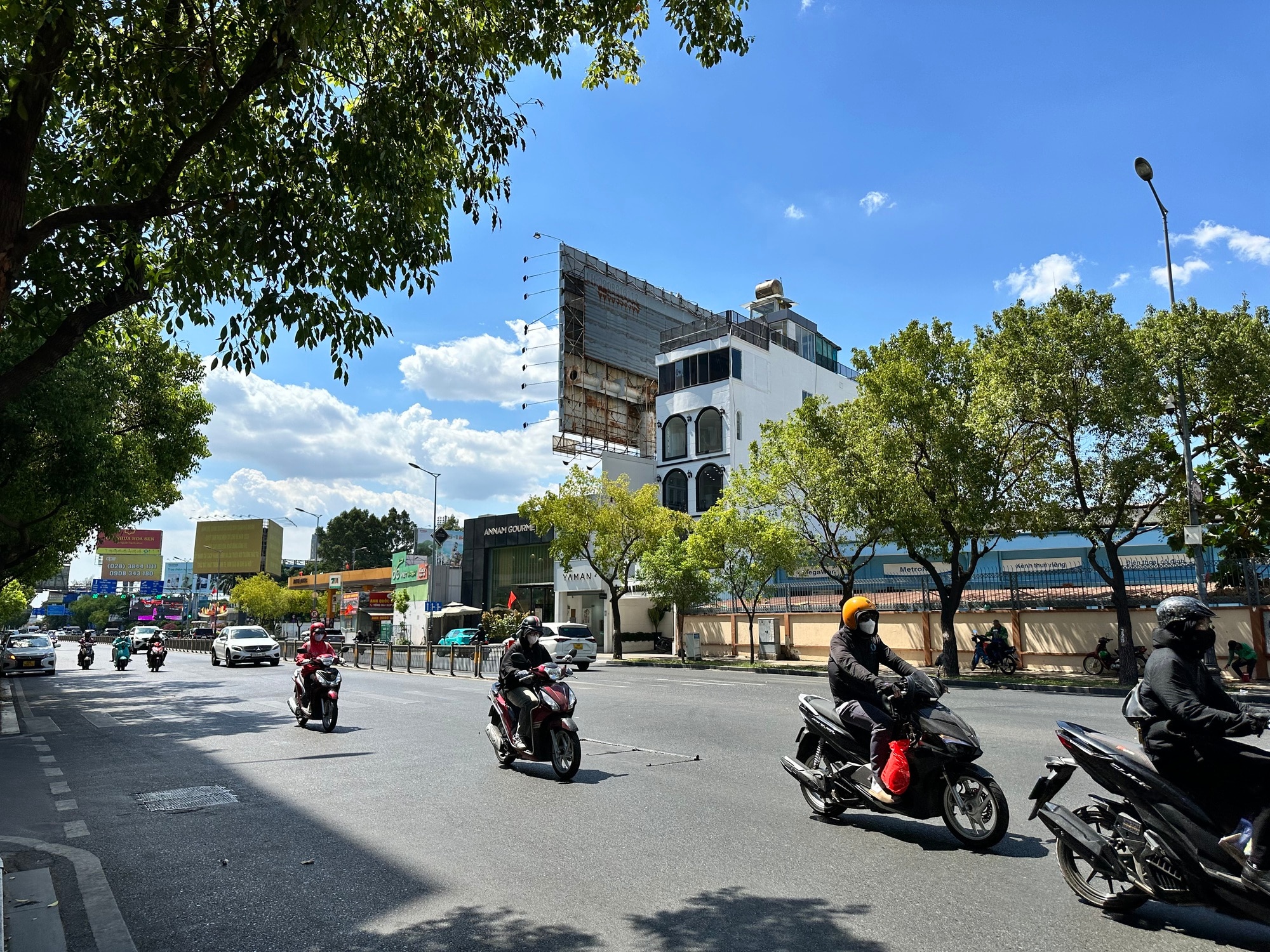 Люди остаются дома, спасаясь от жары, улицы Сайгона опустели - Vietnam.vn