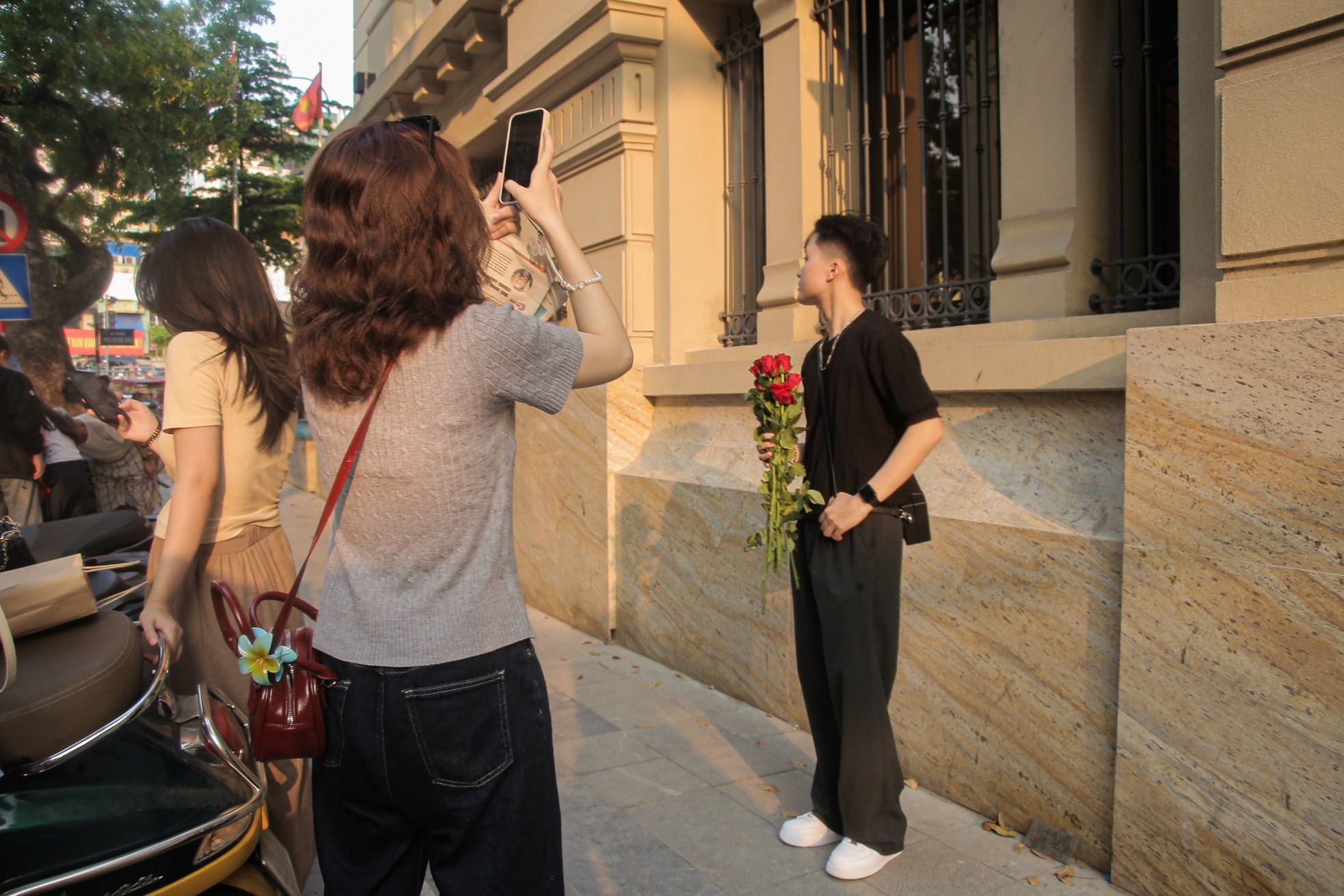 Giới trẻ xếp hàng dài check in bức tường đậm chất Thượng Hải trên phố Lò Sũ ảnh 6