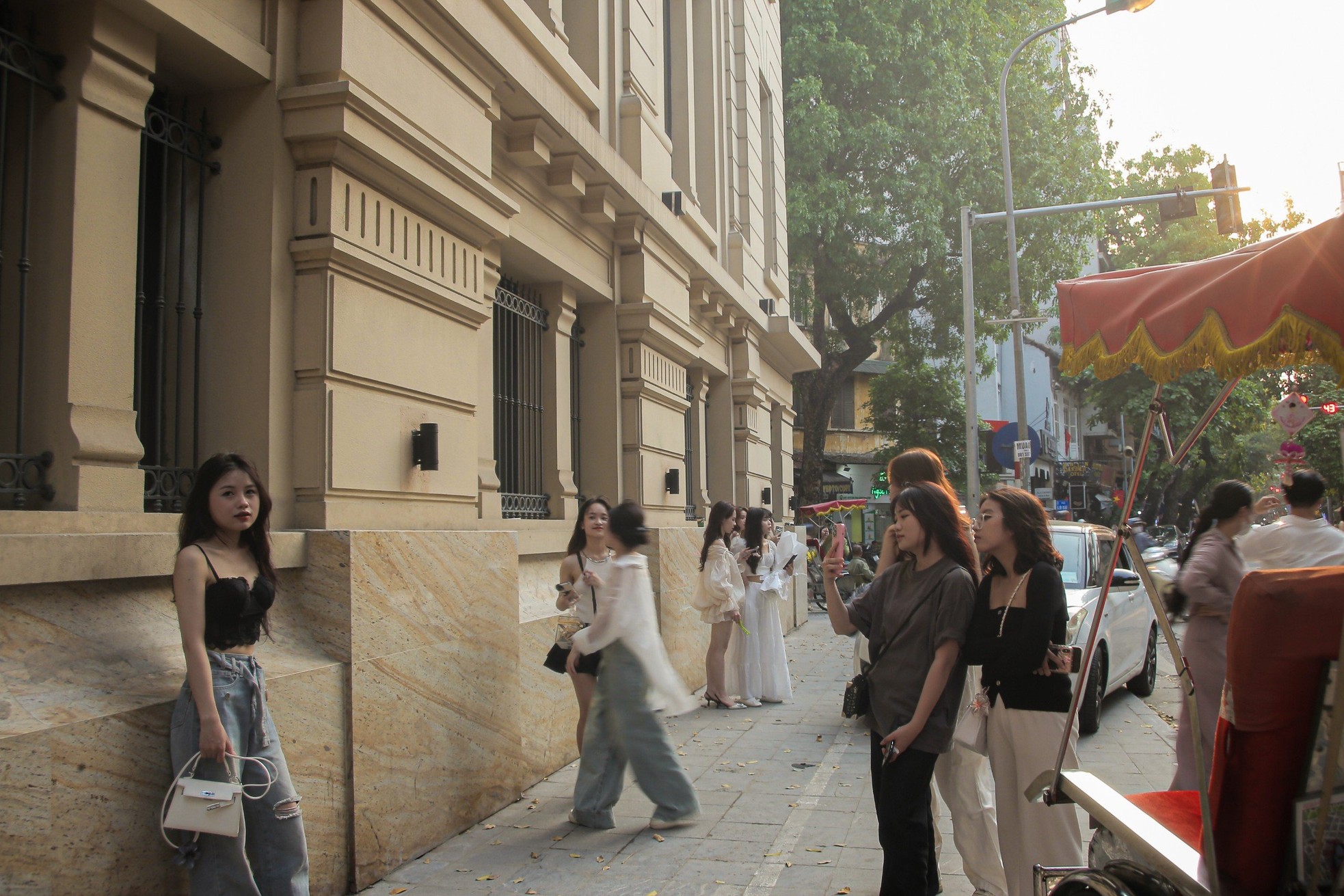 Giới trẻ xếp hàng dài check in bức tường đậm chất Thượng Hải trên phố Lò Sũ ảnh 8