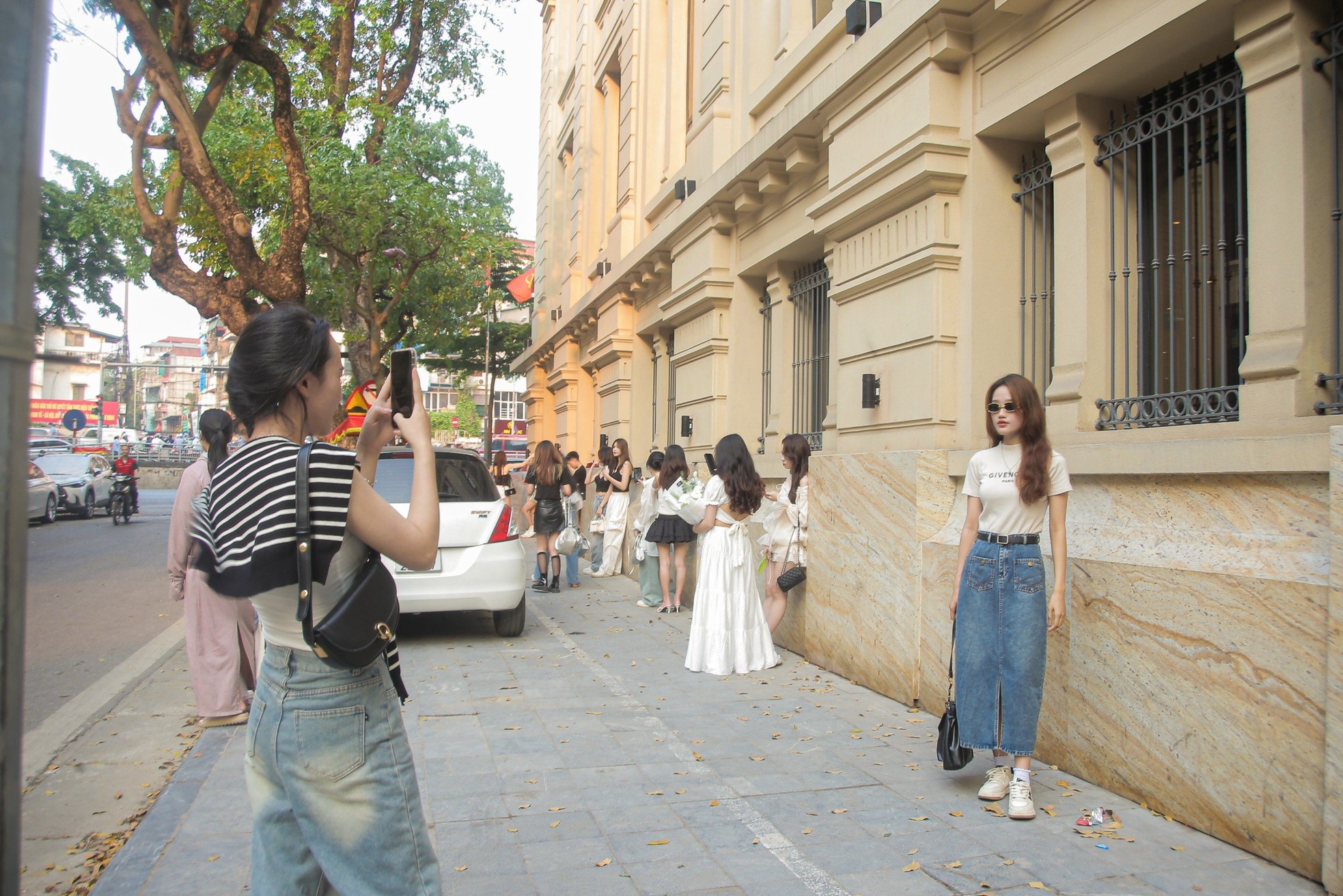 Giới trẻ xếp hàng dài check in bức tường đậm chất Thượng Hải trên phố Lò Sũ ảnh 11