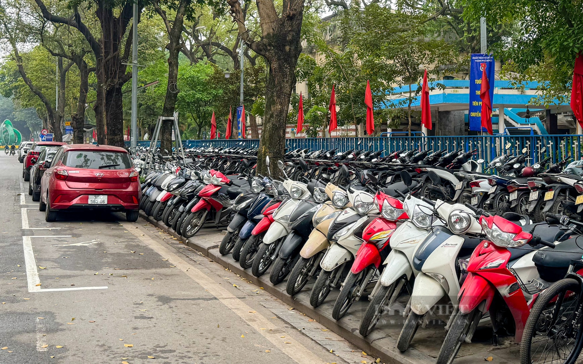 Крупный план безналичной парковки в Ханое - Vietnam.vn