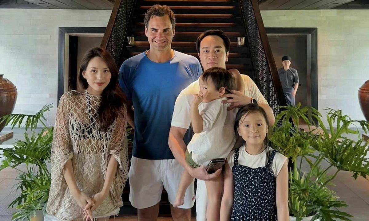 Vietnamese guests give paintings to Roger Federer Vietnam.vn