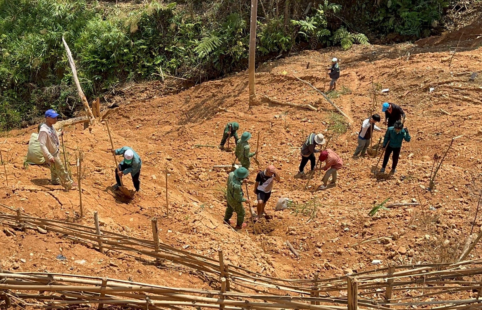 Солдаты помогают жителям Ко Ту выращивать чистые овощи - Vietnam.vn