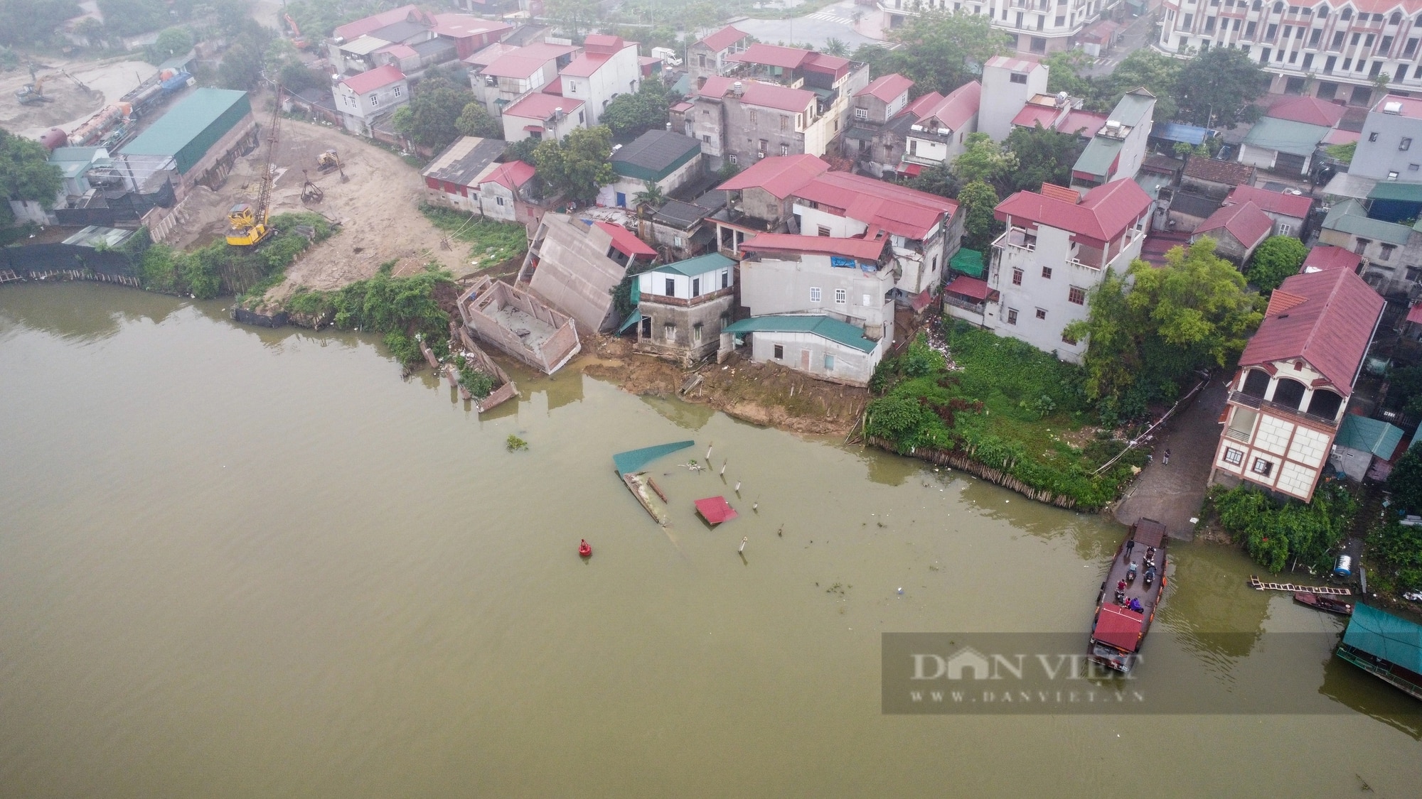 Крупный план: 6 домов рухнули в реку Кау, город. Бакнинь - Vietnam.vn