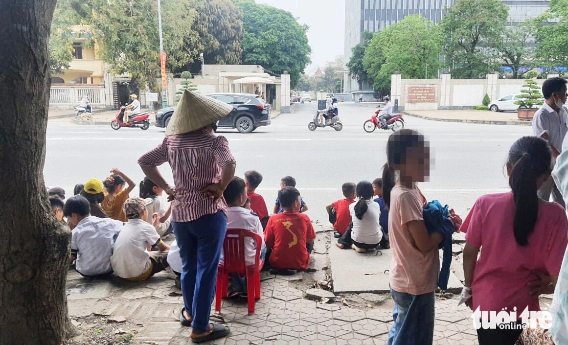 Родители привозят детей в провинцию в знак протеста против слияния школ -  Vietnam.vn