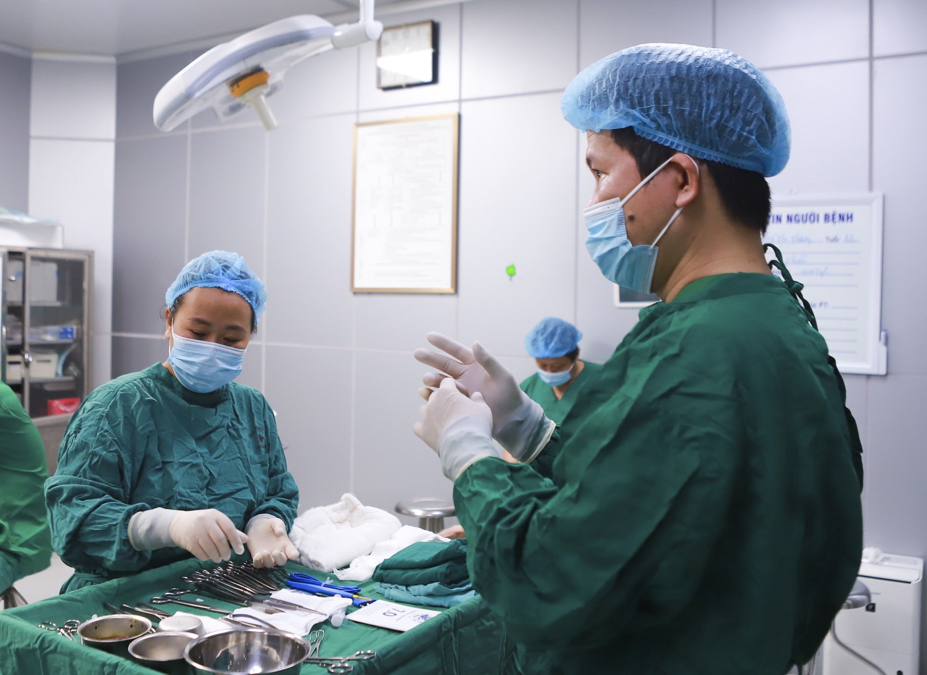 Bác sĩ Tống Hải thực hiện phẫu thuật tại Bệnh viện Bỏng Quốc gia - Ảnh: Bệnh viện cung cấp