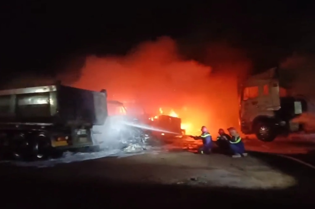 Cháy lớn trong bãi đỗ xe container ở Bình Định - 1