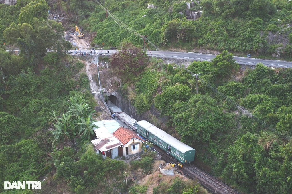 Chính thức thông tuyến đường sắt Bắc - Nam qua hầm Bãi Gió - 1