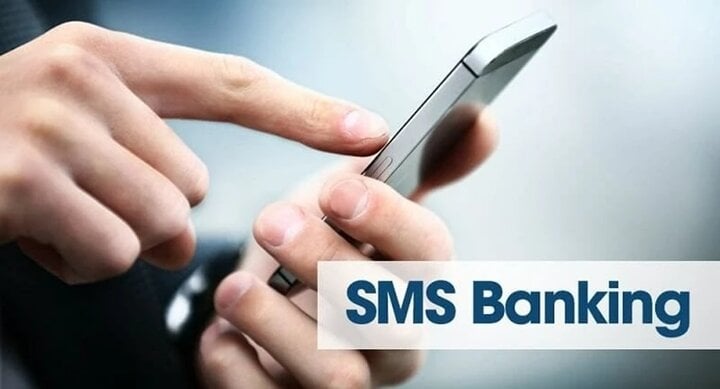 SMS Banking tiện lợi nhưng tốn chi phí. (Ảnh minh họa)