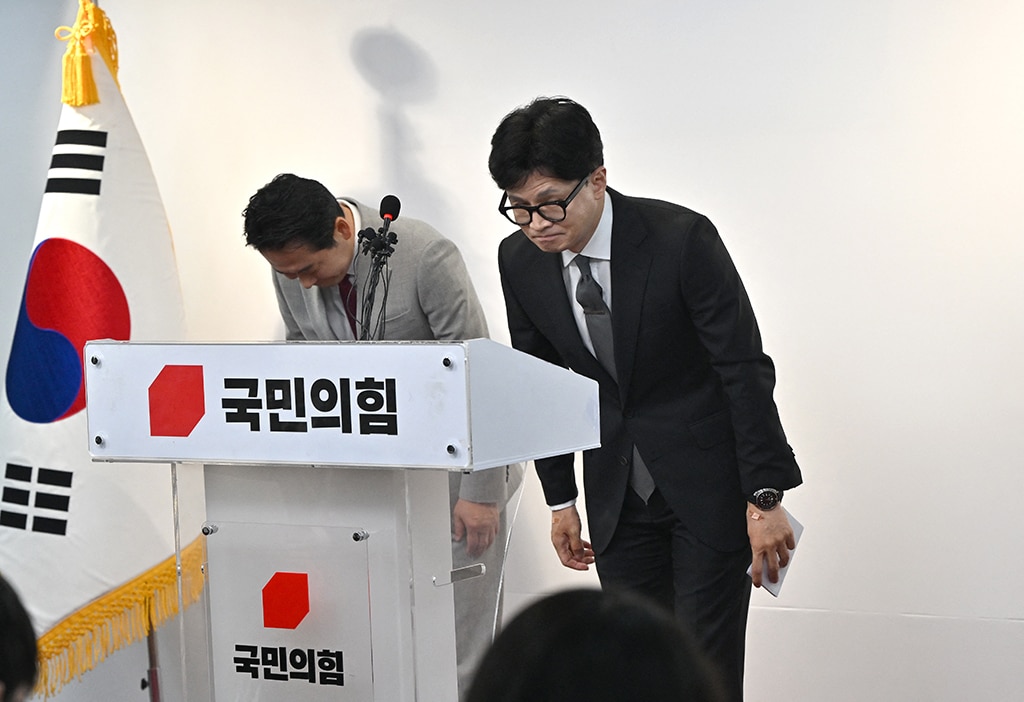 Lãnh đạo PPP Han Dong-hoon (phải) xin lỗi và từ chức sau kết quả đáng buồn của đảng cầm quyền