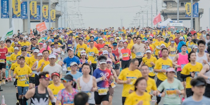 Các vận động viên tại Giải chạy Marathon Vũ Hán, tỉnh Hồ Bắc, tháng 3/2024. Ảnh: Zhao Guanliang/VCG