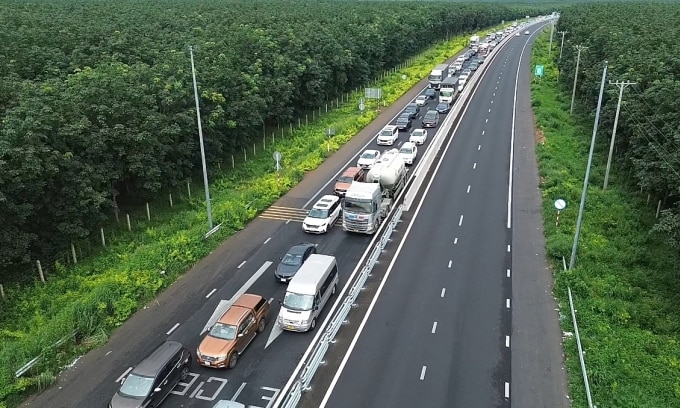 Kẹt xe kéo dài trên cao tốc Dầu Giây - Phan Thiết, hướng từ TP HCM ra Bình Thuận, dịp lễ 2/9/2023. Ảnh: Phước Tuấn