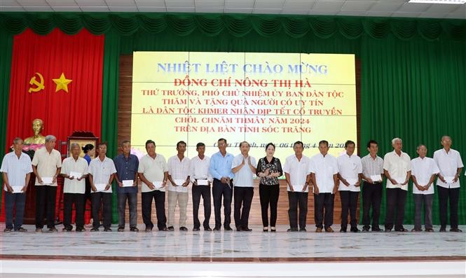 Đoàn công tác của Ủy ban Dân tộc thăm, chúc Tết Chôl Chnăm Thmây của đồng bào dân tộc Khmer