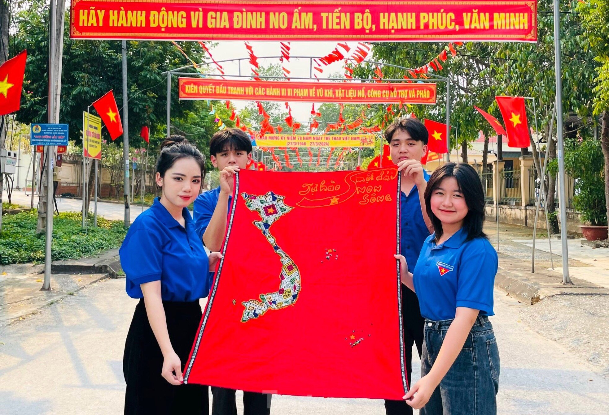 Đoàn viên dân tộc Thái thêu bản đồ Việt Nam bằng vải thổ cẩm ảnh 1