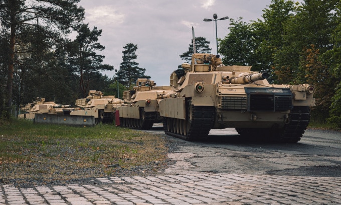 Xe tăng Abrams được Mỹ chuyển tới căn cứ Grafenwoehr, Đức, để huấn luyện binh sĩ Ukraine hồi tháng 5/2023. Ảnh: US Army