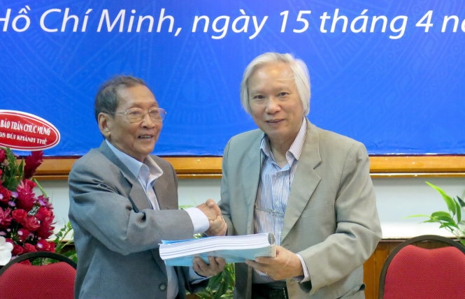 GS.TS Bùi Khánh Thế (trái) trao tặng tượng trưng khối di sản tài liệu cho Trung tâm Di sản các nhà khoa học Việt Nam tháng 4-2017 - Ảnh: LAM ĐIỀN