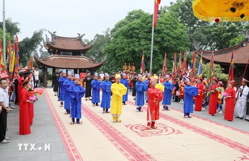 The worship team of Chu Hoa commune (Viet Tri city) performed the offering ceremony to the Father Lac Long Quan according to traditional rituals. (Photo: Ta Toan/TTXVN)