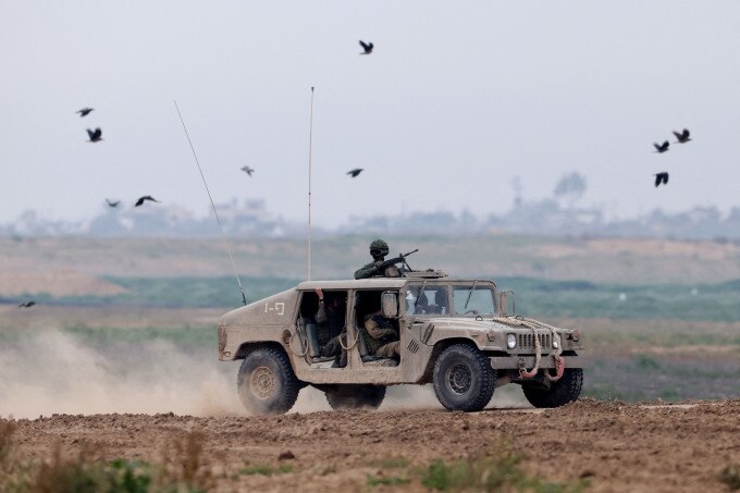 Binh sĩ Israel đứng gác tại khu vực gần biên giới với Gaza ngày 12/2. Ảnh: AFP