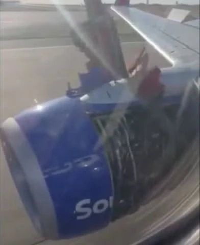 Nắp động cơ chiếc máy bay của hãng Southwest Airlines bị rơi. Ảnh: ABC