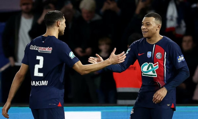 Mbappe (phải) mừng bàn với hậu vệ Achraf Hakimi trong trận PSG thắng Rennes 1-0 trên sân Parc des Princes, thành phố Paris, bán kết Cup Pháp tối 3/4/2024. Ảnh: Reuters