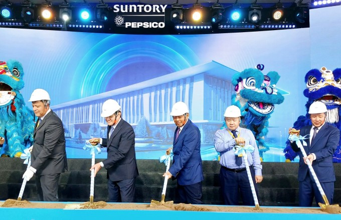 Ông Jahanzeb Khan - Tổng giám đốc điều hành Suntory PepsiCo Việt Nam (ngoài cùng bên trái) cùng nguyên Chủ tịch nước Trương Tấn Sang (thứ hai từ bên trái sang) tại lễ khởi công nhà máy sáng 8/4 tại Long An. Ảnh: Thi Hà