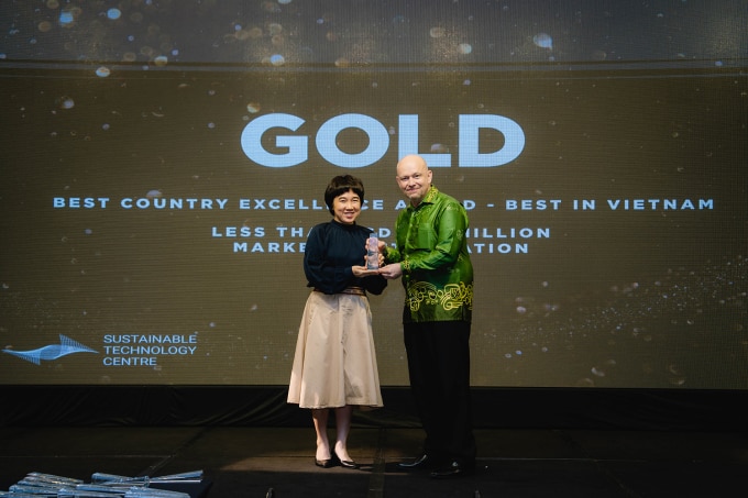 Chị Nguyễn Xuân Tú, giám đốc điều hành Quỹ Hy vọng nhận giải vàng Best in Vietnam, tại lễ trao giải Global CSR & ESG Awards lần thứ 16, tối 25/4 ở Hà Nội. Ảnh: Minh Đức