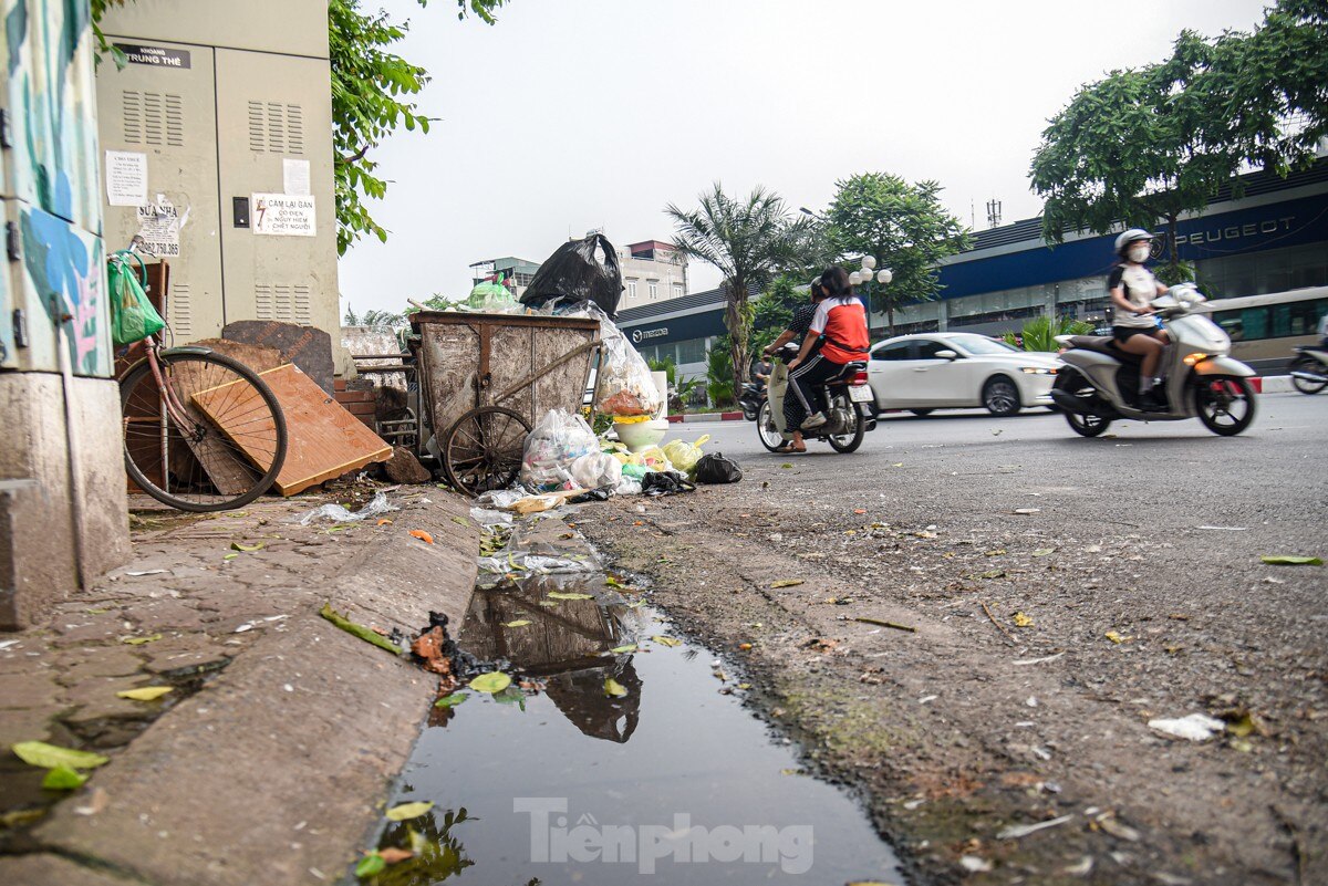 Бытовые отходы разбросаны по многим мостам и улицам Ханоя - Vietnam.vn